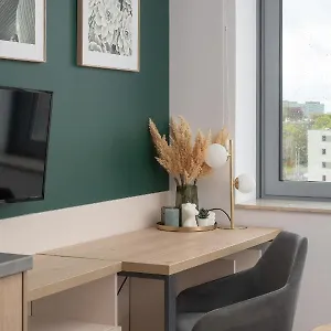 Trendy With Office Near Main Station By Renters Apartament